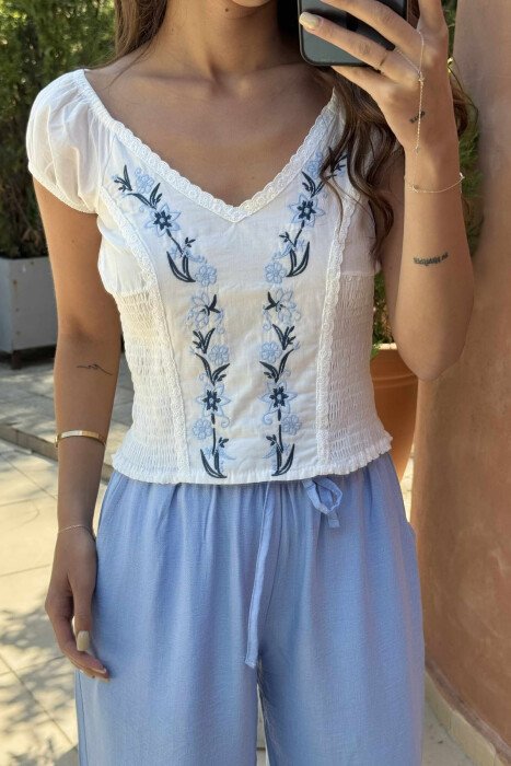 T-SHIRT I THJESHTË ME DIZAJNE PËR FEMRA NË NGJYRËN E BARDHË+BLU - 4