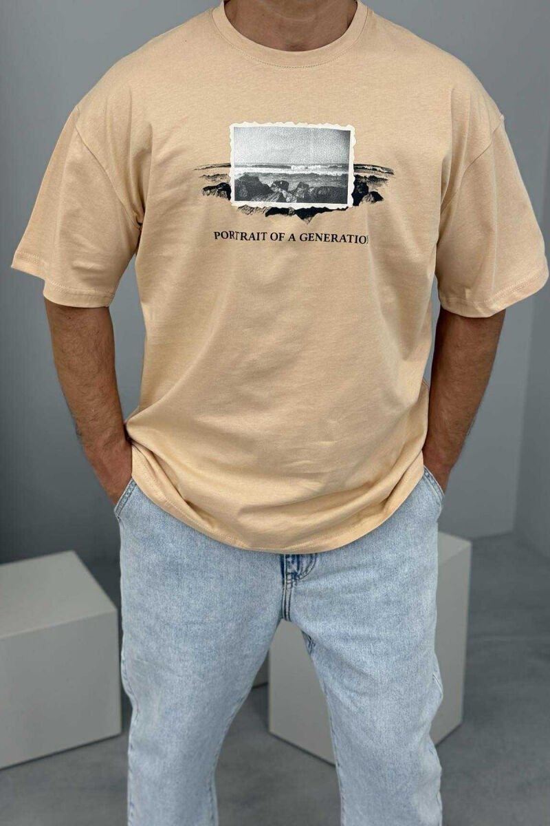 T-SHIRT I THJESHTË ME IMAZH PËR MESHKUJ NË NGJYRËN BEZHË - 2