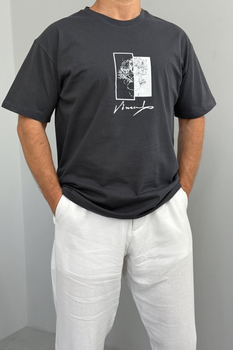 T-SHIRT I THJESHTË ME IMAZH PËR MESHKUJ NË NGJYRËN GRI E ERRËT - 1