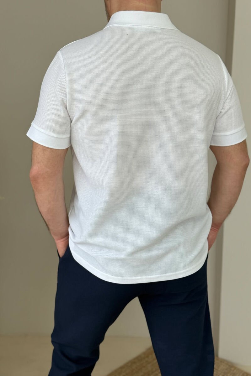 T-SHIRT I THJESHTË ME JAKË POLO ME ZINXHIR PËR MESHKUJ NË NGJYRËN E BARDHË - 4