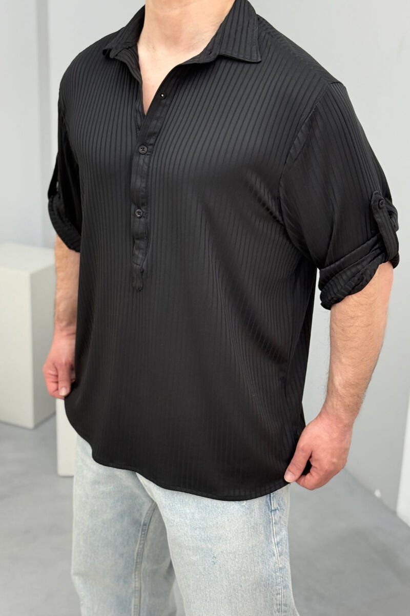 T-SHIRT I THJESHTË ME JAKË ME KOPSA PËR MESHKUJ NË NGJYRËN E ZEZË - 1
