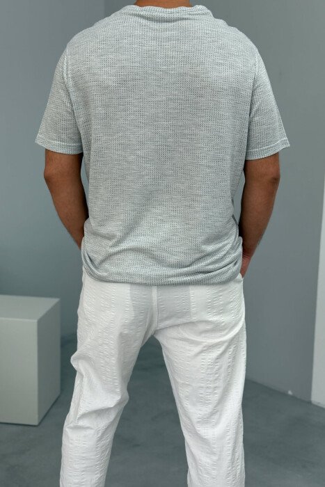 T-SHIRT I THJESHTË ME JAKË V PËR MESHKUJ NË NGJYRËN GRI E ZBARDHUR - 3