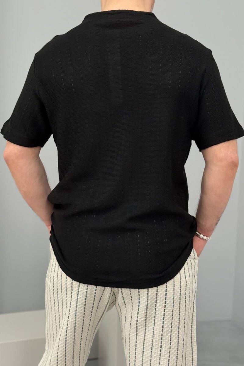 T-SHIRT I THJESHTË ME KOPSA PËR MESHKUJ NË NGJYRËN E ZEZË - 3