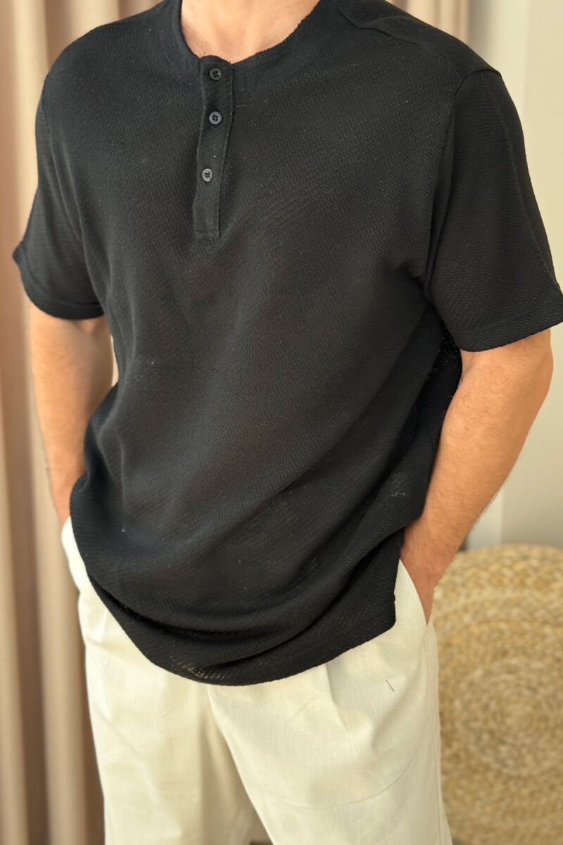 T-SHIRT I THJESHTË ME KOPSA PËR MESHKUJ NË NGJYRËN E ZEZË - 3