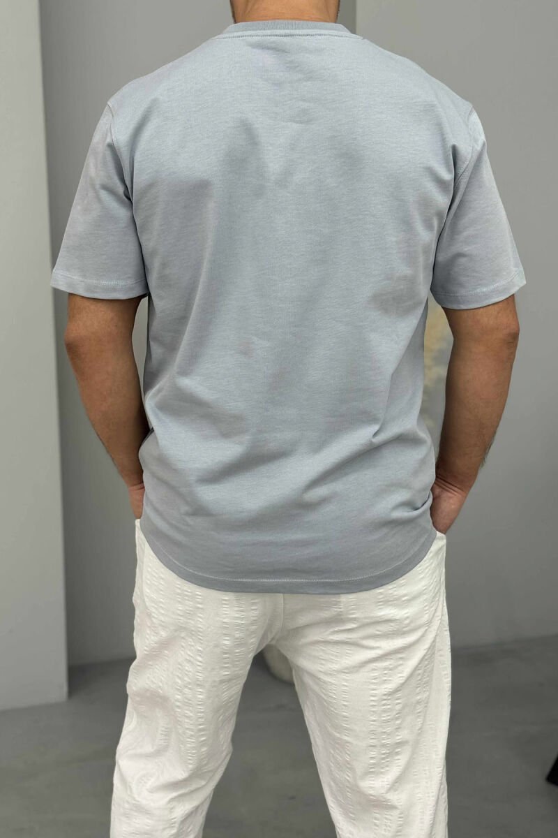 T-SHIRT I THJESHTË ME SHKRIME PËR MESHKUJ NË NGJYRËN BLU E ZBARDHUR - 4