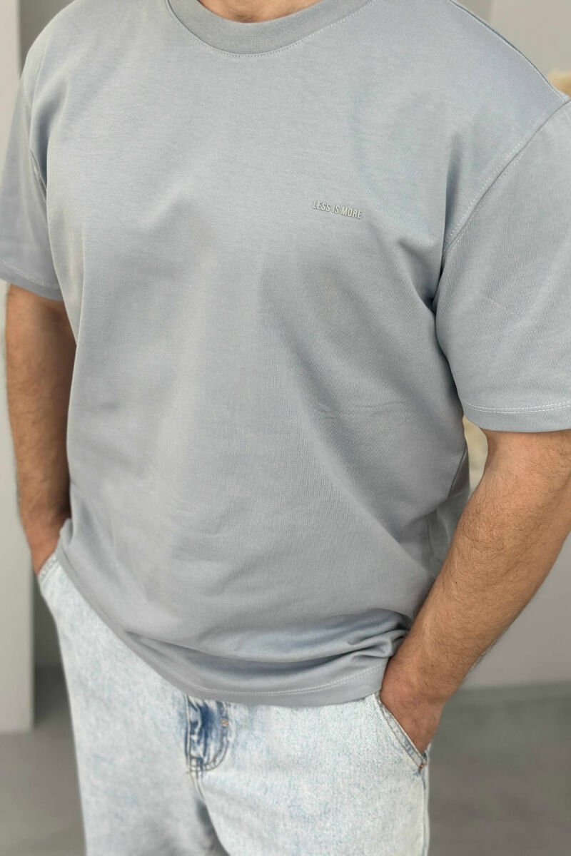 T-SHIRT I THJESHTË ME SHKRIME PËR MESHKUJ NË NGJYRËN GRI E ZBARDHUR - 3