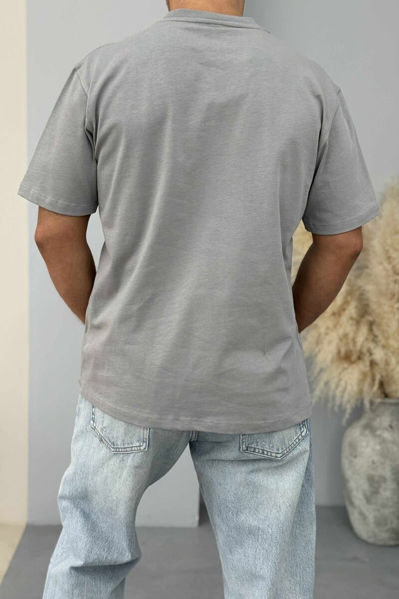 T-SHIRT I THJESHTË ME SHKRIME PËR MESHKUJ NË NGJYRËN GRI - 4