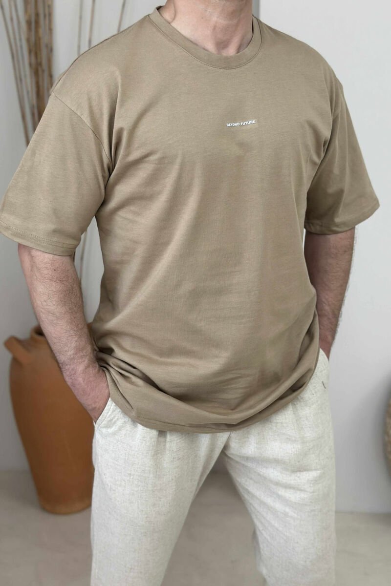T-SHIRT I THJESHTË ME SHKRIME PËR MESHKUJ NË NGJYRËN BEZHË E ERRËT - 1