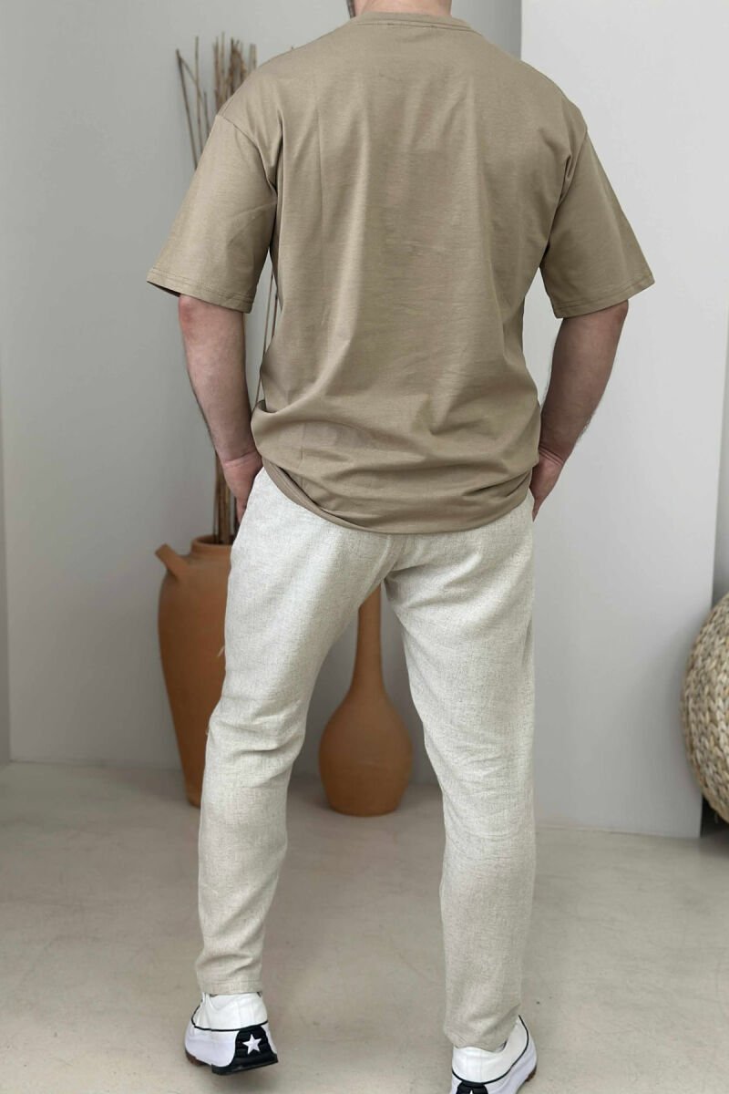 T-SHIRT I THJESHTË ME SHKRIME PËR MESHKUJ NË NGJYRËN BEZHË E ERRËT - 3