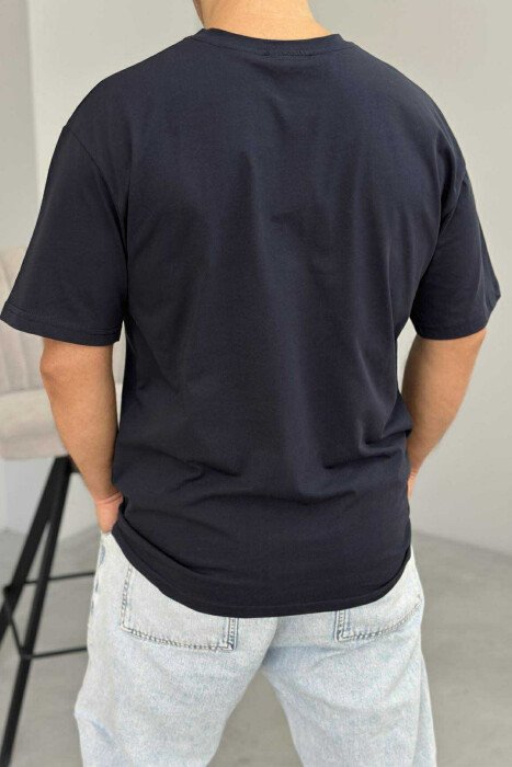 T-SHIRT I THJESHTË ME SHKRIME PËR MESHKUJ NË NGJYRËN BLU E ERRËT - 3