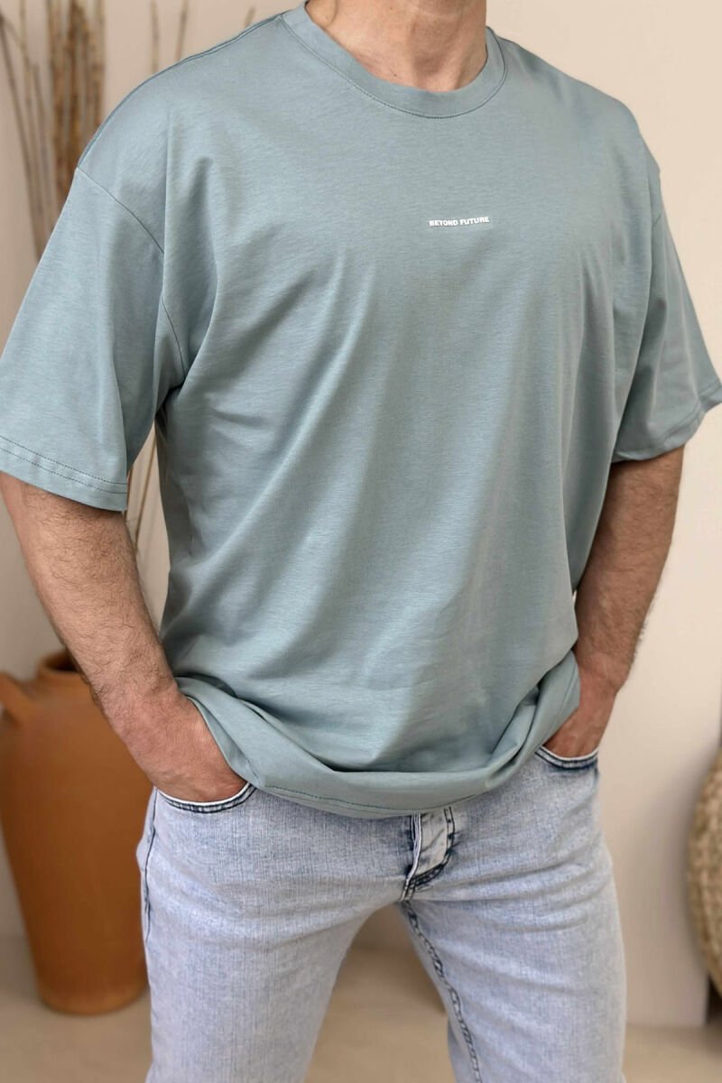 T-SHIRT I THJESHTË ME SHKRIME PËR MESHKUJ NË NGJYRËN BLU E ZBARDHUR - 1