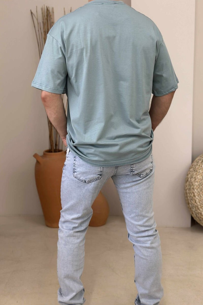 T-SHIRT I THJESHTË ME SHKRIME PËR MESHKUJ NË NGJYRËN BLU E ZBARDHUR - 3