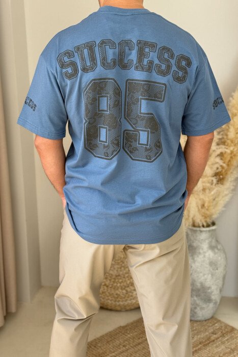 T-SHIRT I THJESHTË ME SHKRIME PËR MESHKUJ NË NGJYRËN BLU E ZBARDHUR - 3