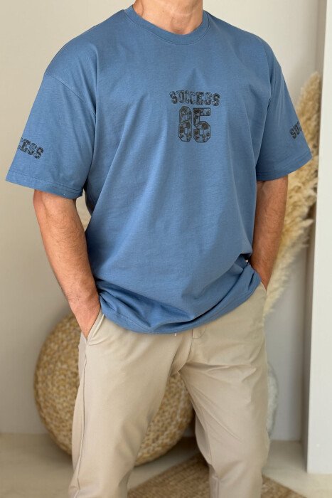 T-SHIRT I THJESHTË ME SHKRIME PËR MESHKUJ NË NGJYRËN BLU E ZBARDHUR - 2