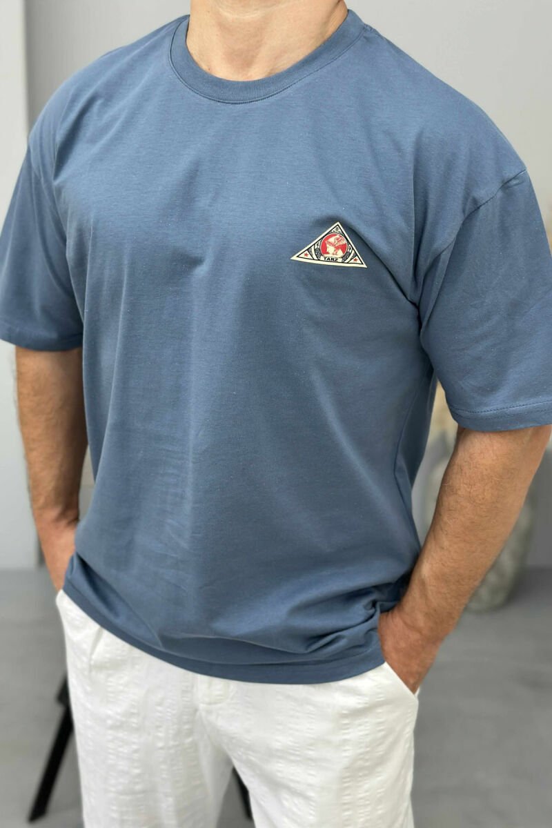 T-SHIRT I THJESHTË ME SHKRIME PËR MESHKUJ NË NGJYRËN BLU E ZBARDHUR - 2