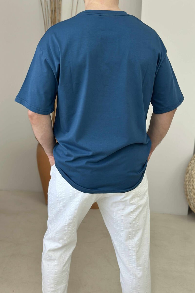 T-SHIRT I THJESHTË ME SHKRIME PËR MESHKUJ NË NGJYRËN BLU - 3