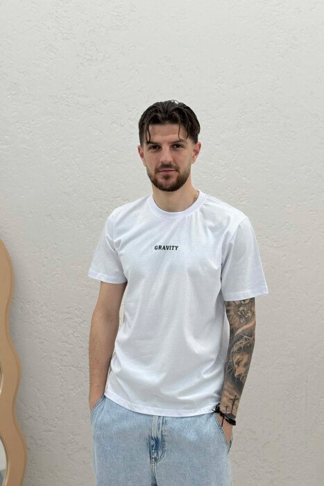 T-SHIRT I THJESHTË ME SHKRIME PËR MESHKUJ NË NGJYRËN E BARDHE - 