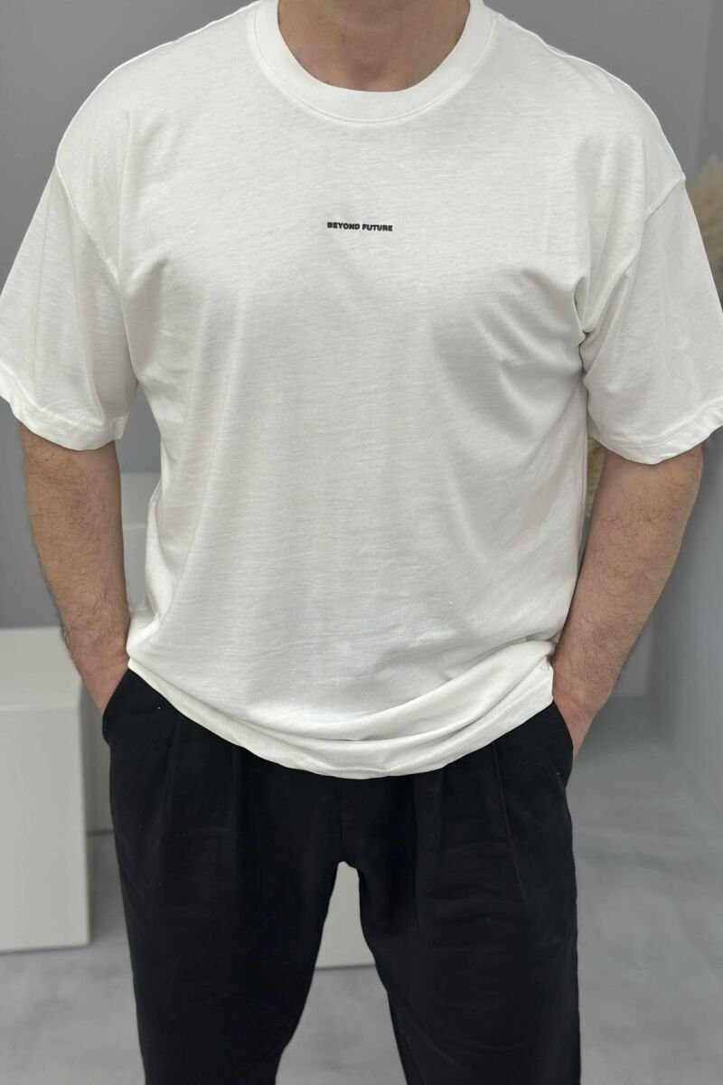 T-SHIRT I THJESHTË ME SHKRIME PËR MESHKUJ NË NGJYRËN E BARDHË - 1