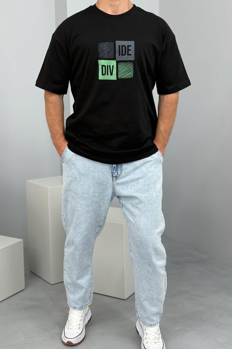 T-SHIRT I THJESHTË ME SHKRIME PËR MESHKUJ NË NGJYRËN E ZEZË - 1