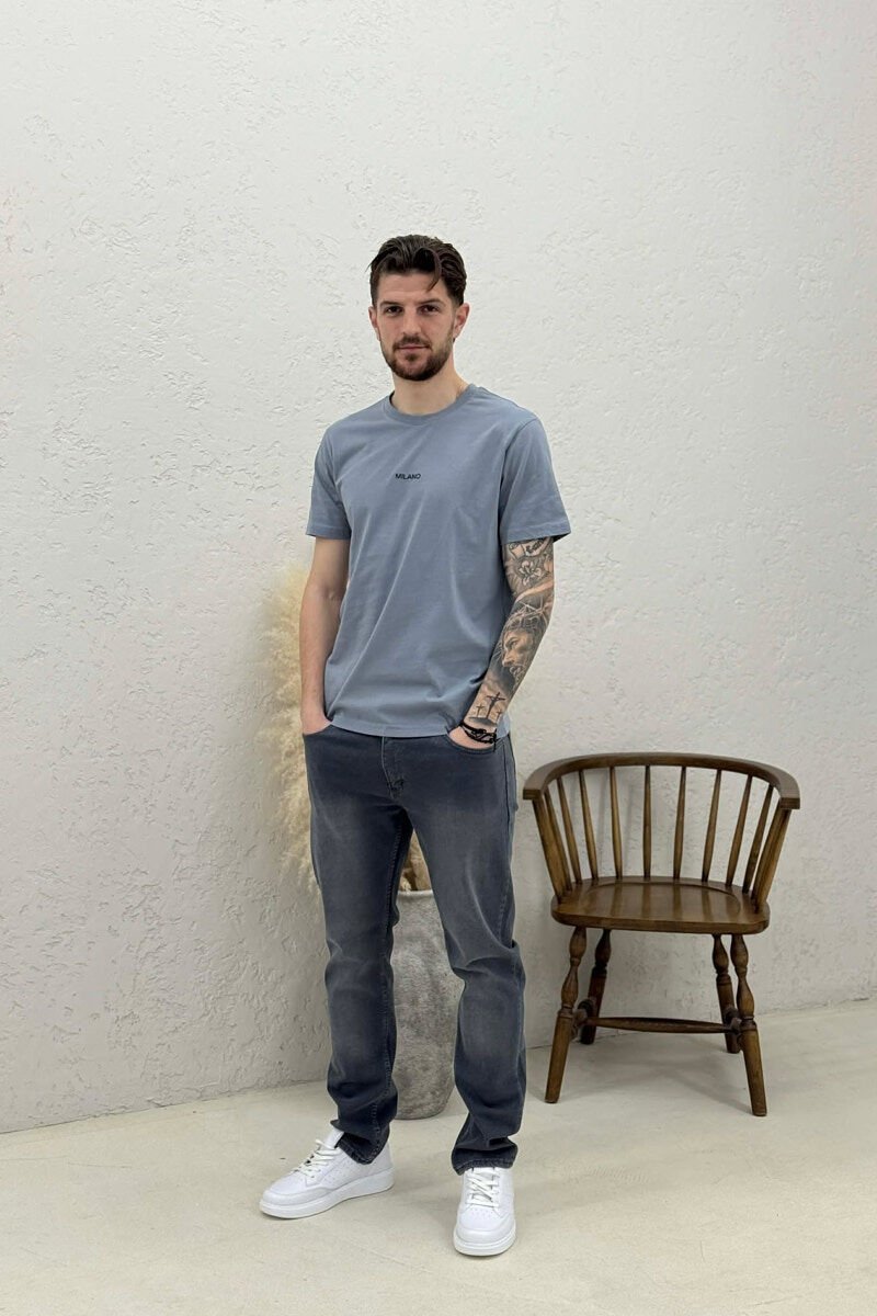 T-SHIRT I THJESHTË ME SHKRIME PËR MESHKUJ NË NGJYRËN GRI HIRI - 2