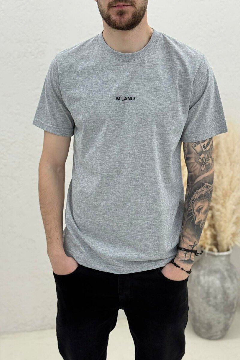 T-SHIRT I THJESHTË ME SHKRIME PËR MESHKUJ NË NGJYRËN GRI TE ZBARDHUR - 3