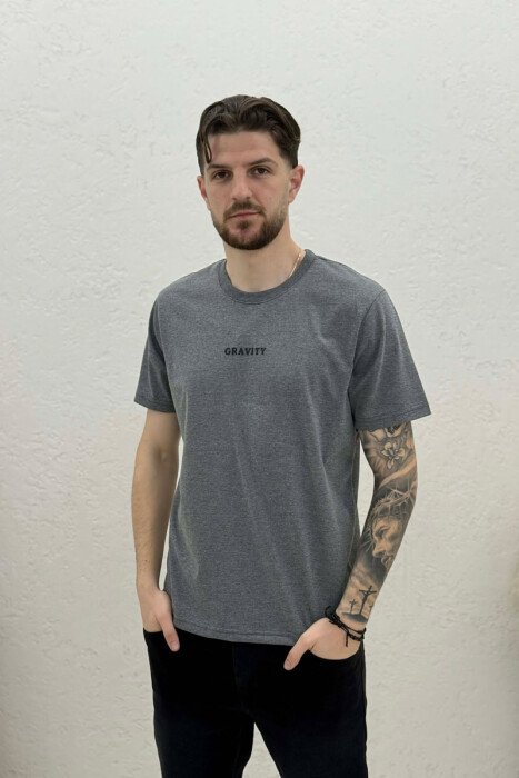 T-SHIRT I THJESHTË ME SHKRIME PËR MESHKUJ NË NGJYRËN GRI - 1