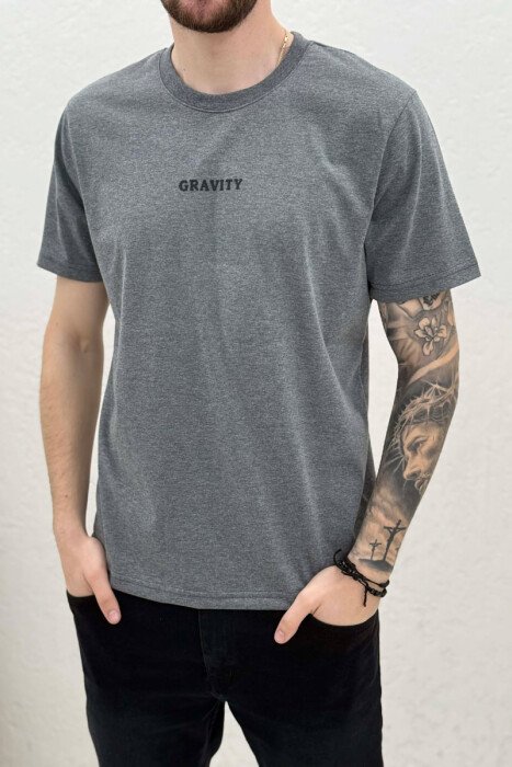 T-SHIRT I THJESHTË ME SHKRIME PËR MESHKUJ NË NGJYRËN GRI - 3