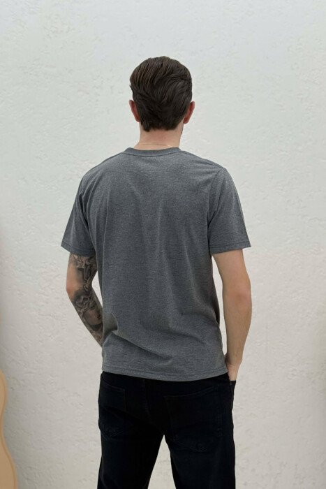 T-SHIRT I THJESHTË ME SHKRIME PËR MESHKUJ NË NGJYRËN GRI - 4