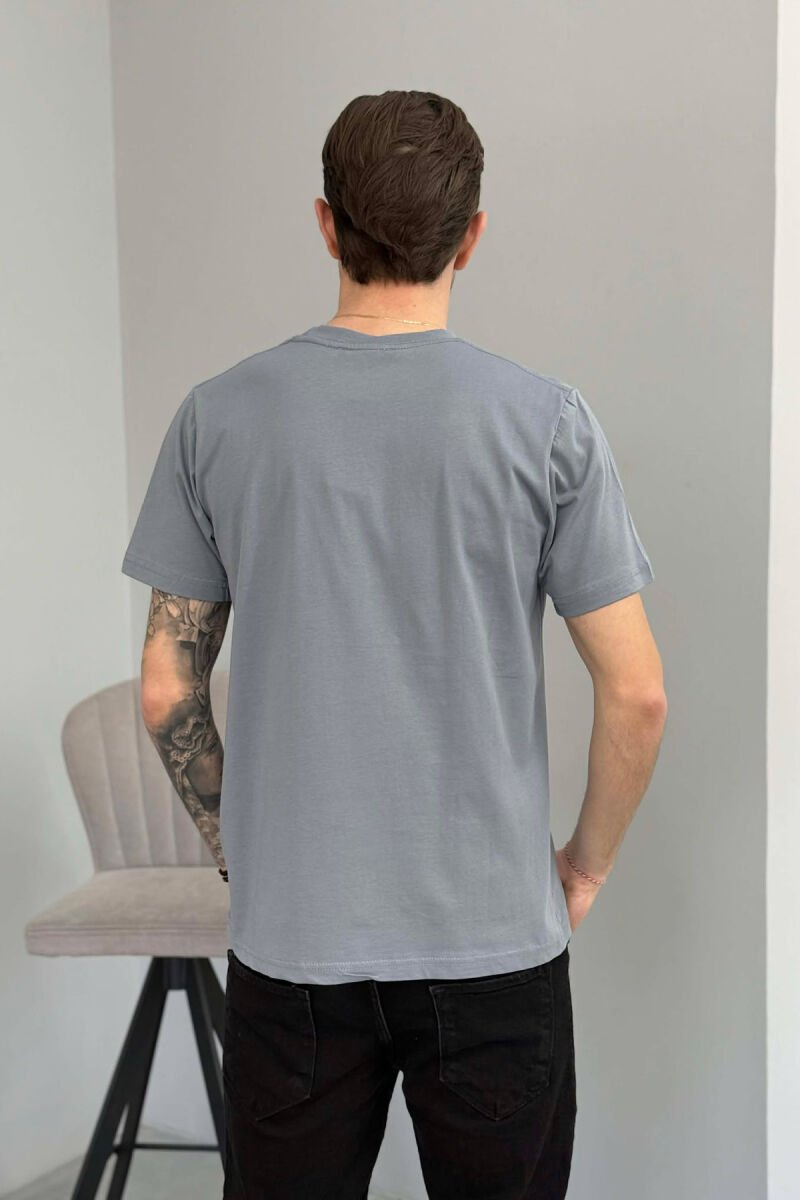 T-SHIRT I THJESHTË ME SHKRIME PËR MESHKUJ NË NGJYRËN GRI - 4