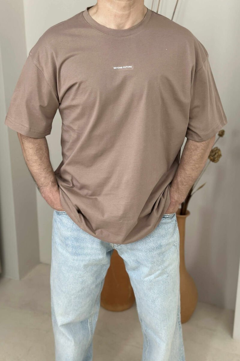 T-SHIRT I THJESHTË ME SHKRIME PËR MESHKUJ NË NGJYRËN KAFE E ZBARDHUR - 1
