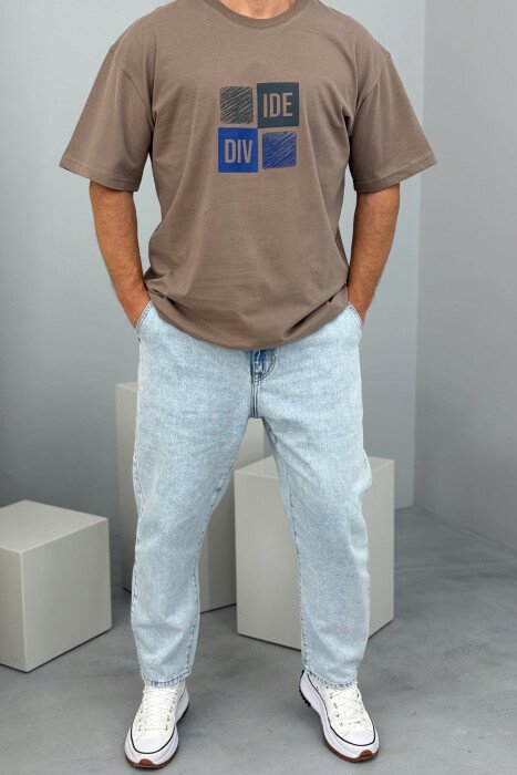 T-SHIRT I THJESHTË ME SHKRIME PËR MESHKUJ NË NGJYRËN KAFE E ZBARDHUR - 1