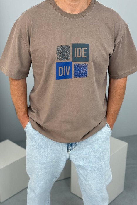 T-SHIRT I THJESHTË ME SHKRIME PËR MESHKUJ NË NGJYRËN KAFE E ZBARDHUR - 2