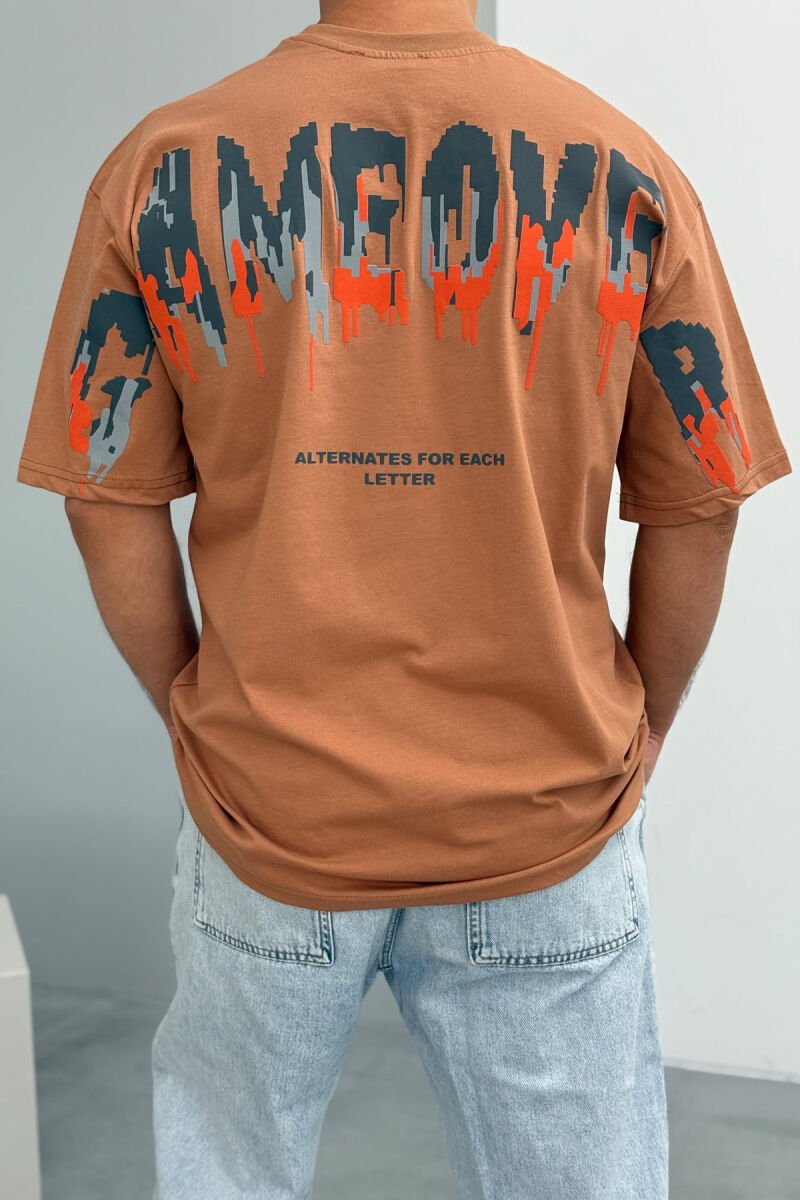 T-SHIRT I THJESHTË ME SHKRIME PËR MESHKUJ NË NGJYRËN KAFE - 3