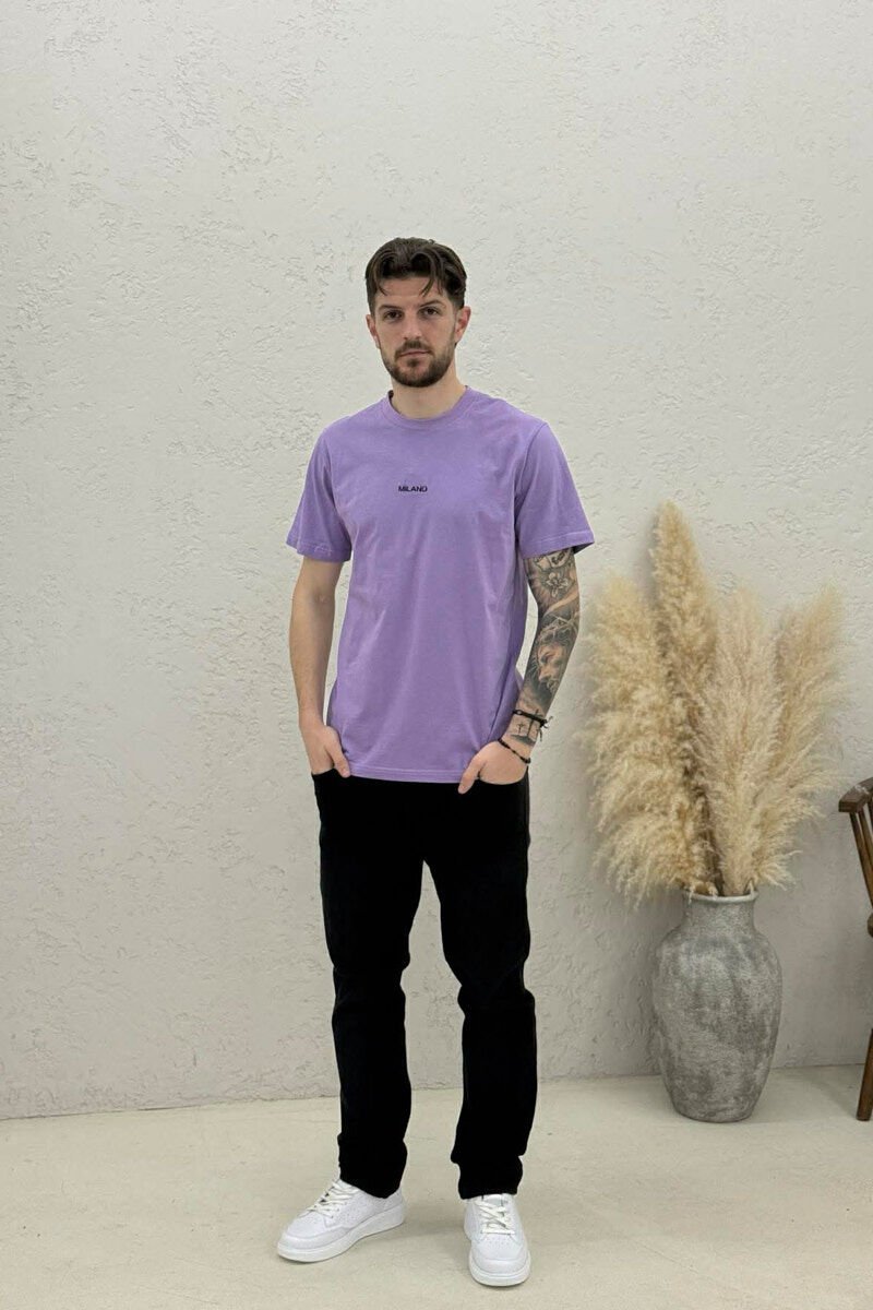 T-SHIRT I THJESHTË ME SHKRIME PËR MESHKUJ NË NGJYRËN LEJLA - 2