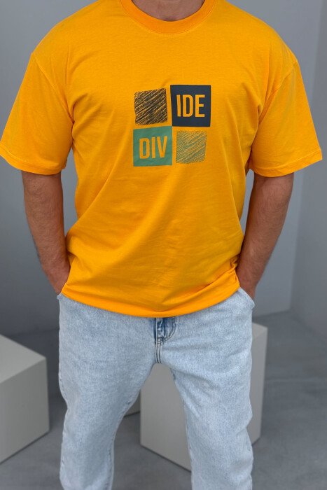 T-SHIRT I THJESHTË ME SHKRIME PËR MESHKUJ NË NGJYRËN MUSTARDË - 2