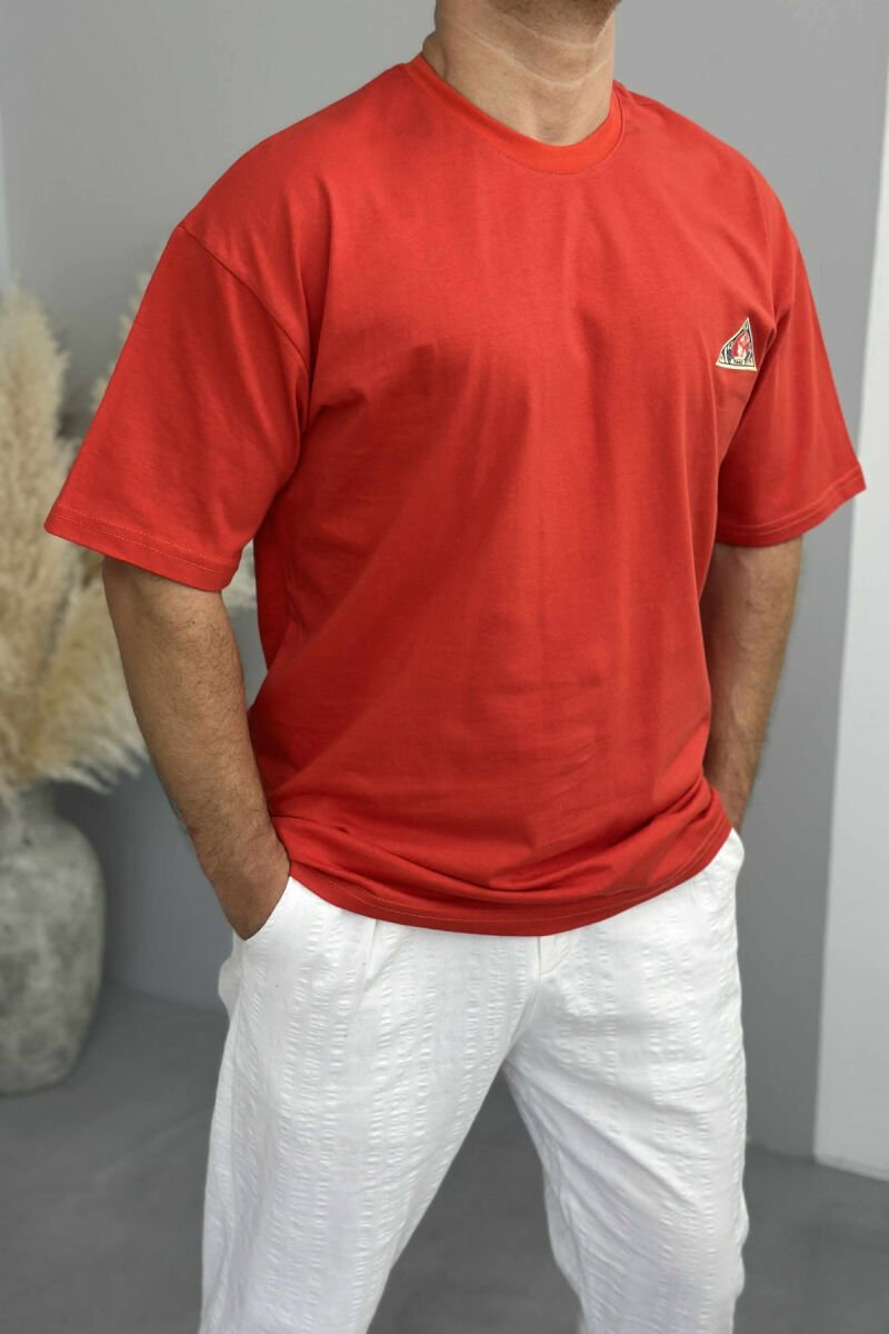 T-SHIRT I THJESHTË ME SHKRIME PËR MESHKUJ NË NGJYRËN PORTOKALLI E ERRËT - 1