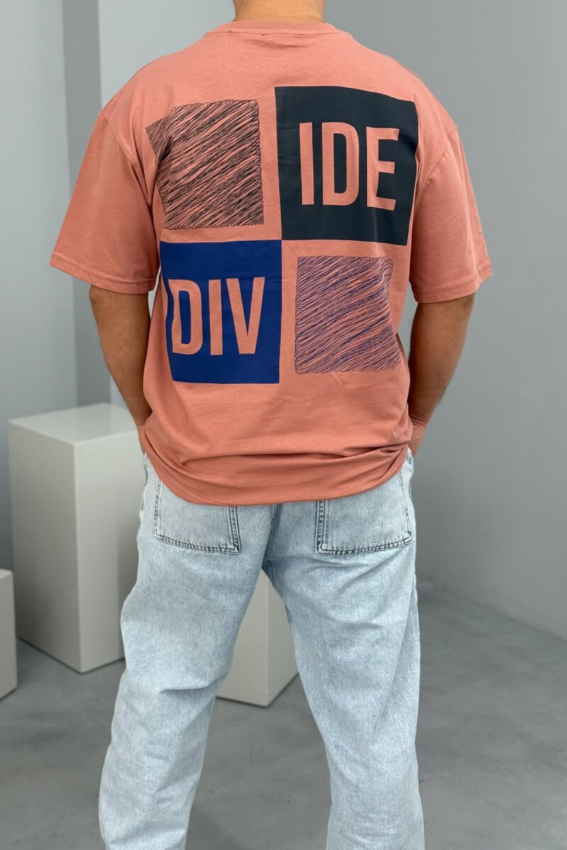 T-SHIRT I THJESHTË ME SHKRIME PËR MESHKUJ NË NGJYRËN PUDËR - 3