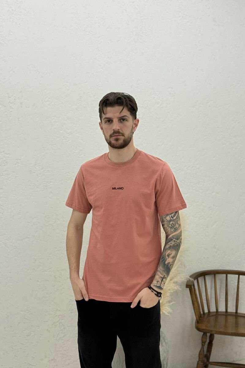 T-SHIRT I THJESHTË ME SHKRIME PËR MESHKUJ NË NGJYRËN PUDER - 1