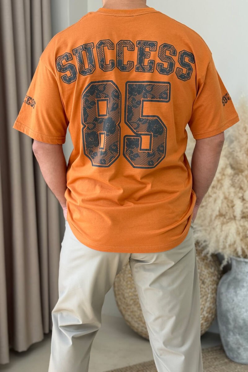 T-SHIRT I THJESHTË ME SHKRIME PËR MESHKUJ NË NGJYRËN TULLË - 2