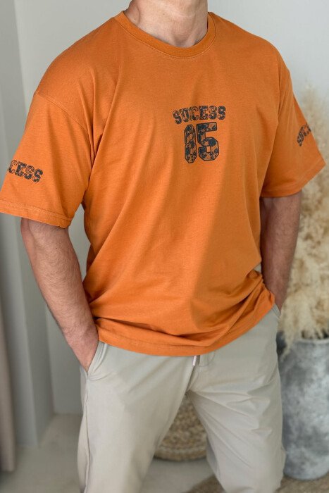 T-SHIRT I THJESHTË ME SHKRIME PËR MESHKUJ NË NGJYRËN TULLË - 3