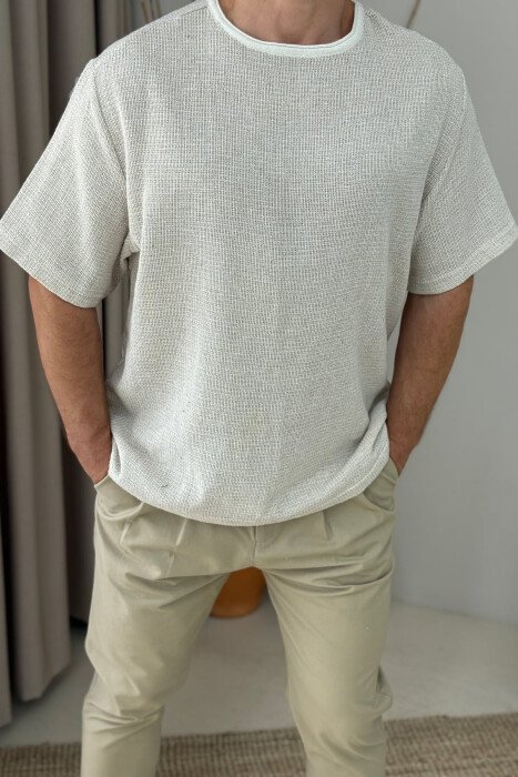 T-SHIRT I THJESHTË ME TEKSTURË PËR MESHKUJ NË NGJYRËN BEZHË E ZBARDHUR - 2