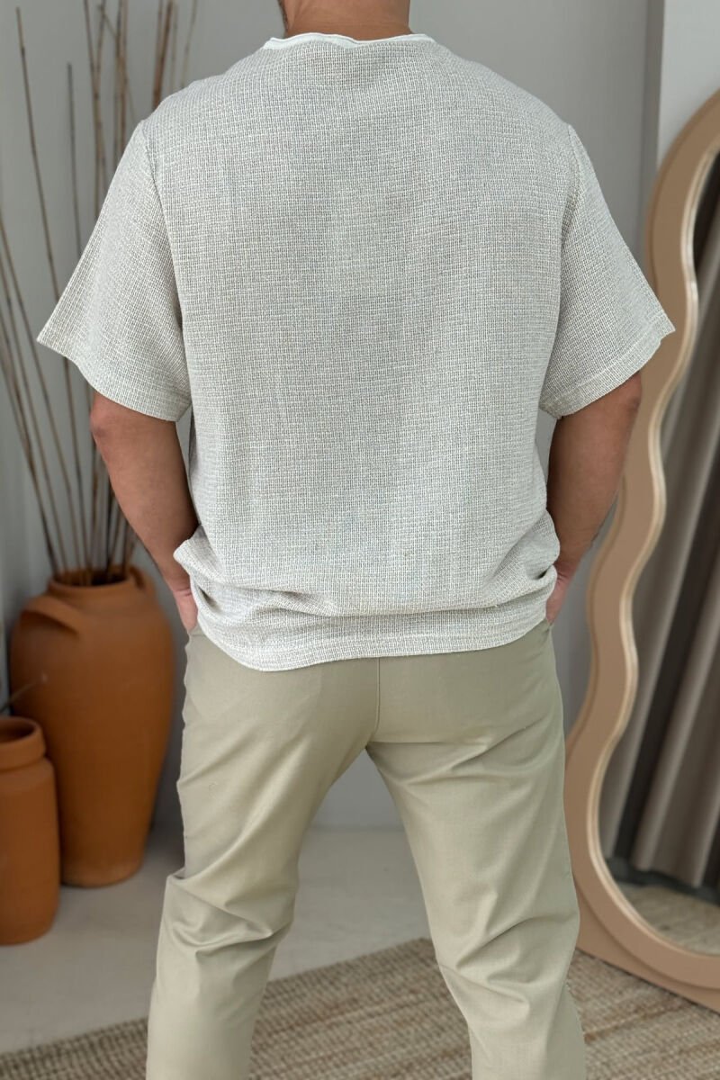 T-SHIRT I THJESHTË ME TEKSTURË PËR MESHKUJ NË NGJYRËN BEZHË E ZBARDHUR - 3