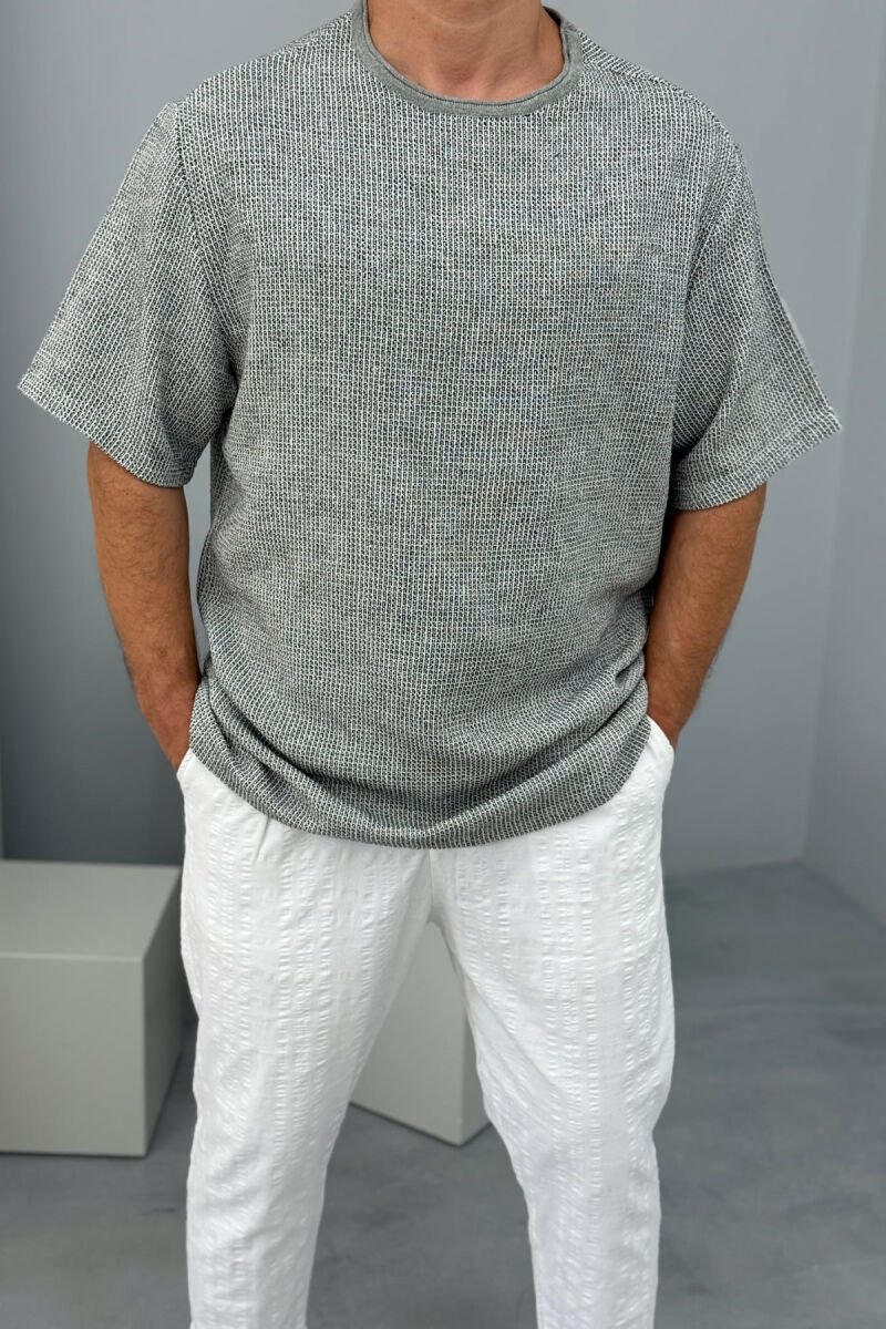 T-SHIRT I THJESHTË ME TEKSTURË PËR MESHKUJ NË NGJYRËN GRI - 2