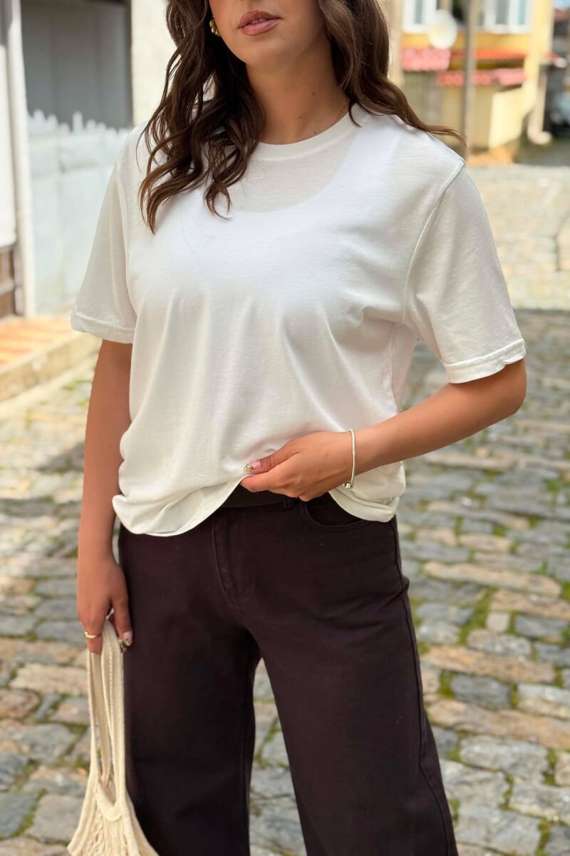 T-SHIRT I THJESHTE NJE NGJYRESH PER FEMRA NE NGJYRE TE BARDHE + 6 PALE ÇORAPE DHURATE - 7