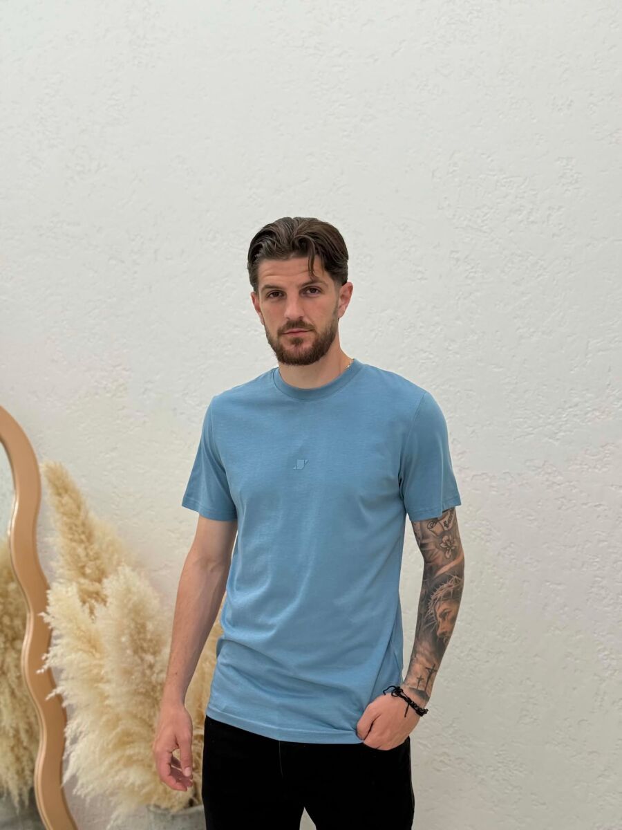 T-SHIRT I THJESHTE NJE NGJYRESH PER MESHKUJ NE NGJYRE BLU TE ZBARDHUR - 1
