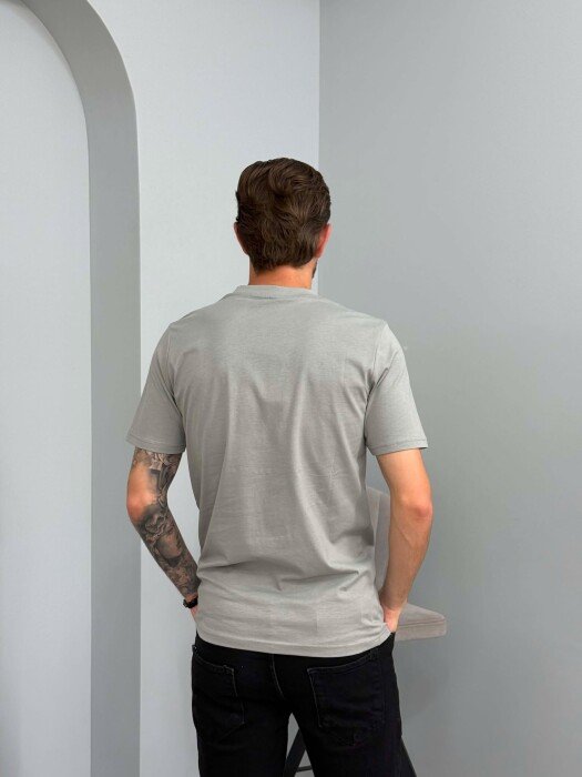 T-SHIRT I THJESHTE NJE NGJYRESH PER MESHKUJ NE NGJYRE GRI TE ZBARDHUR - 2