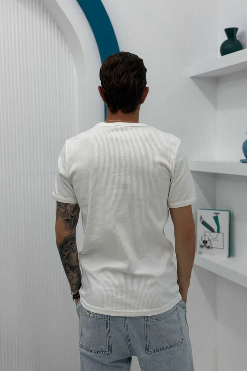T-SHIRT I THJESHTE NJE NGJYRESH PER MESHKUJ NE NGJYRE TE BARDHE - 2