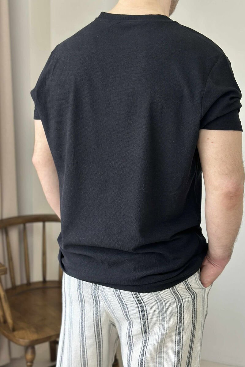 T-SHIRT I THJESHTË NJË NGJYRËSH PËR MESHKUJ NË NGJYRËN E ZEZË - 4