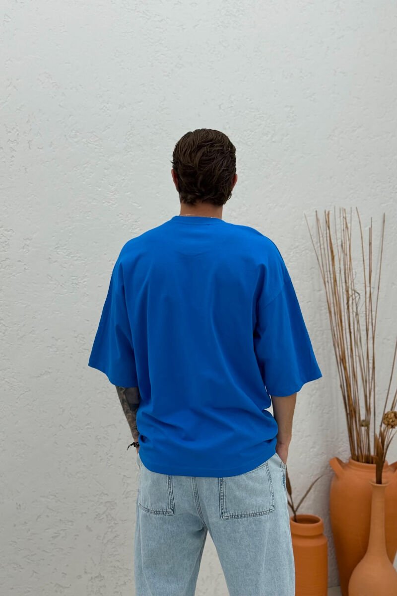 T-SHIRT I THJESHTE NJE NGJYRESH PER MESHKUJ NE NGJYRE BLU TE ZBARDHUR - 4