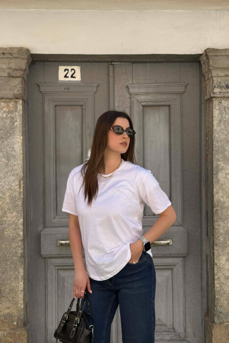 T SHIRT NJE NGJYRESH I THJESHTE PER FEMRA NE NGJYRE TE BARDHE + 6 PALE CORAPE DHURATE 